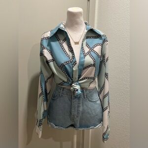 LIKE NEW Blue Aqua & White Chain Printed Long-Sleeve Collared Blouse - S